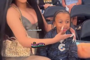 这身材！说唱歌手Cardi B今日也带儿子来看总决赛G3